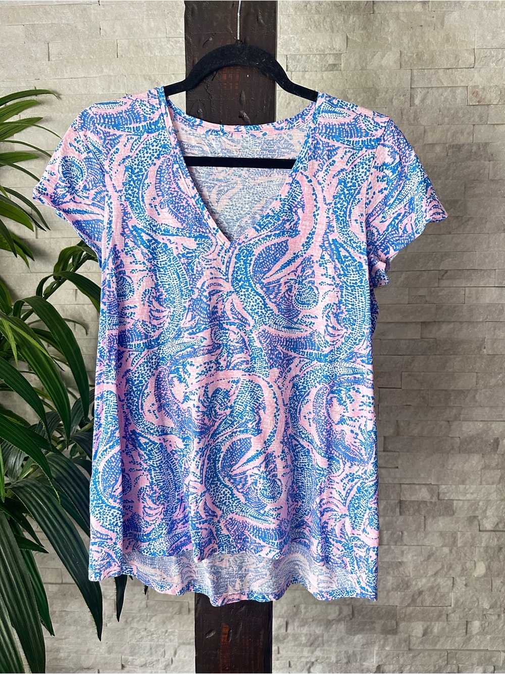 Lilly Pulitzer Etta V-Neck Maybe Later Gator Pink & Blue Cotton Blouse Size M